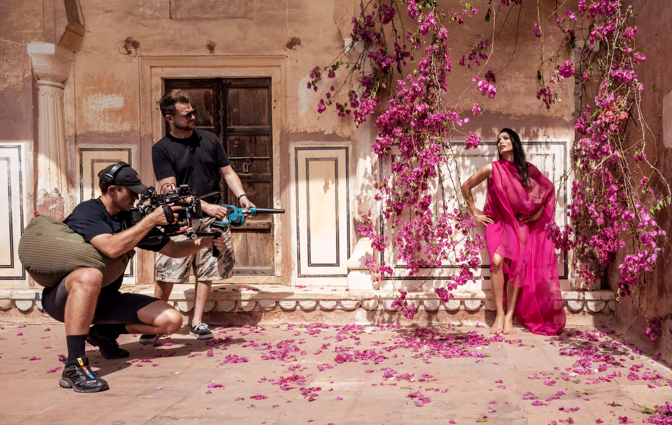 Freida Pinto fullscreen carousel